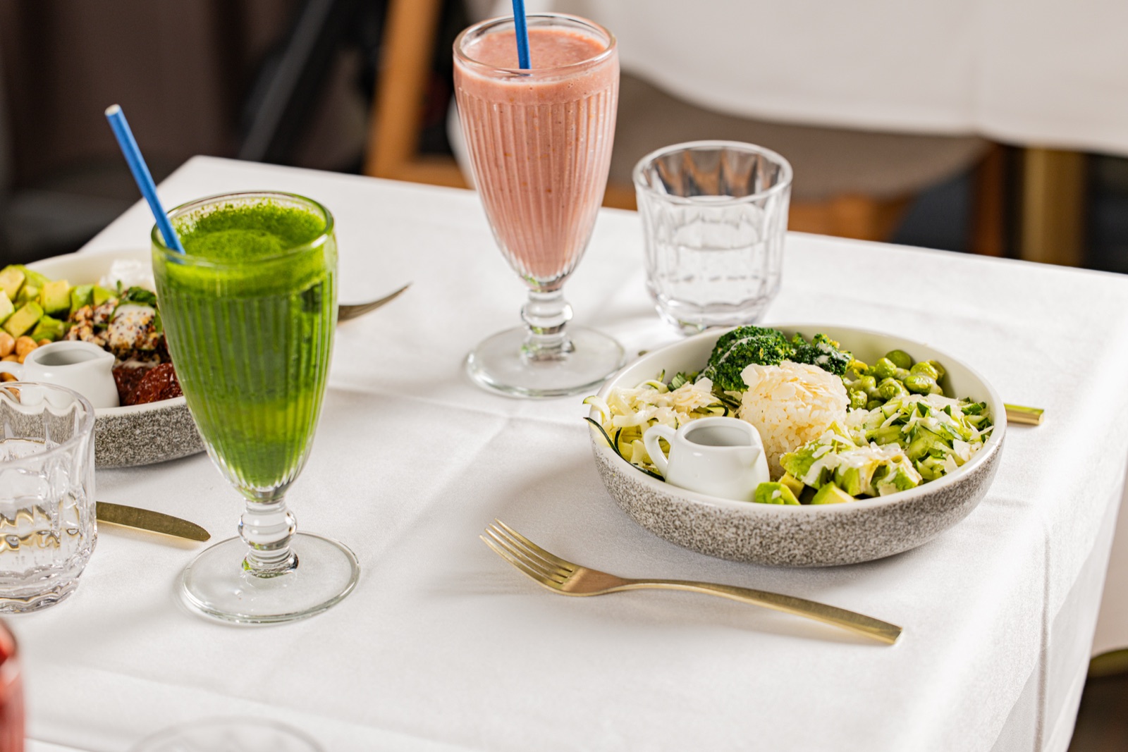 Frullati e una veggie bowl al brunch di Casa Bellucci sul Kudamm a Berlino-Charlottenburg