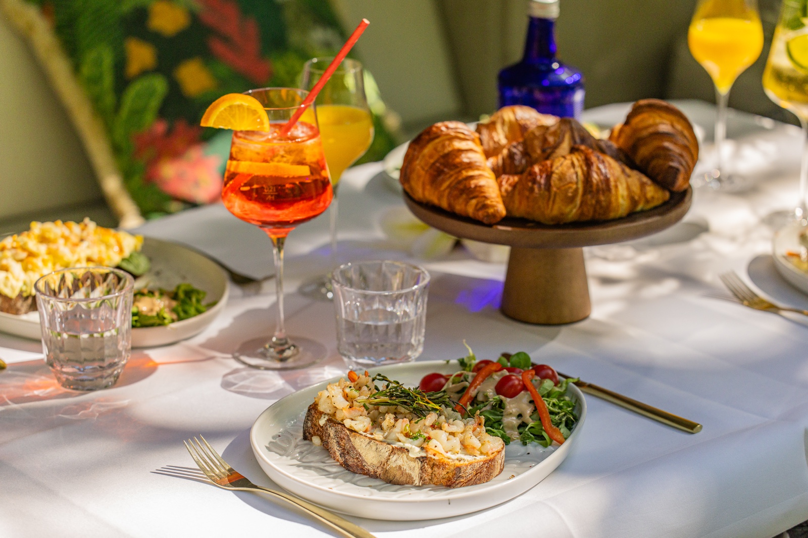 Aperol Spritz and aperitivo drinks on the summer terrace of Casa Bellucci in Berlin-Charlottenburg