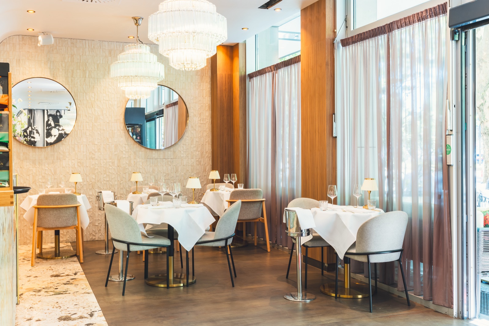 Atmosfera tranquilla per la colazione nella sala interna di Casa Bellucci a Charlottenburg