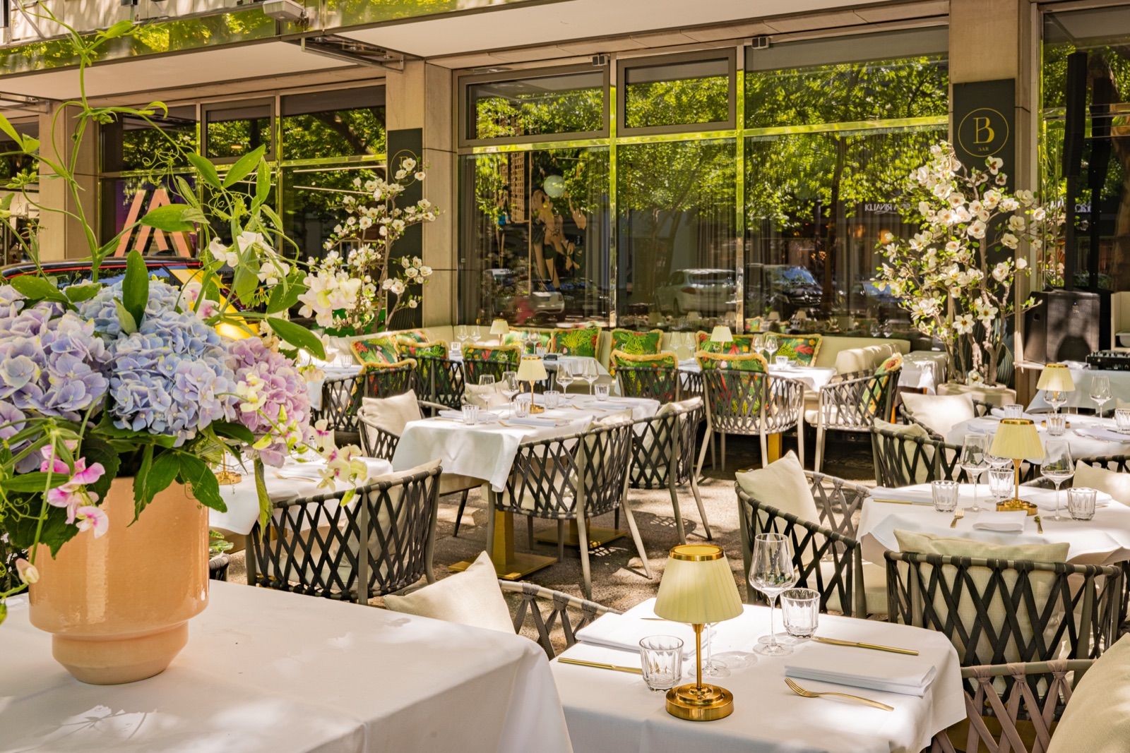 Terrazza al sole di Casa Bellucci sul Kurfürstendamm a Berlino-Charlottenburg di giorno